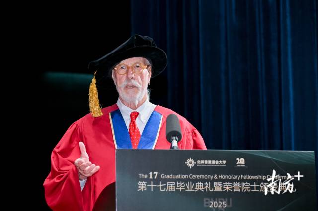 倪豪士被授予北师香港浸会大学荣誉院士荣衔。