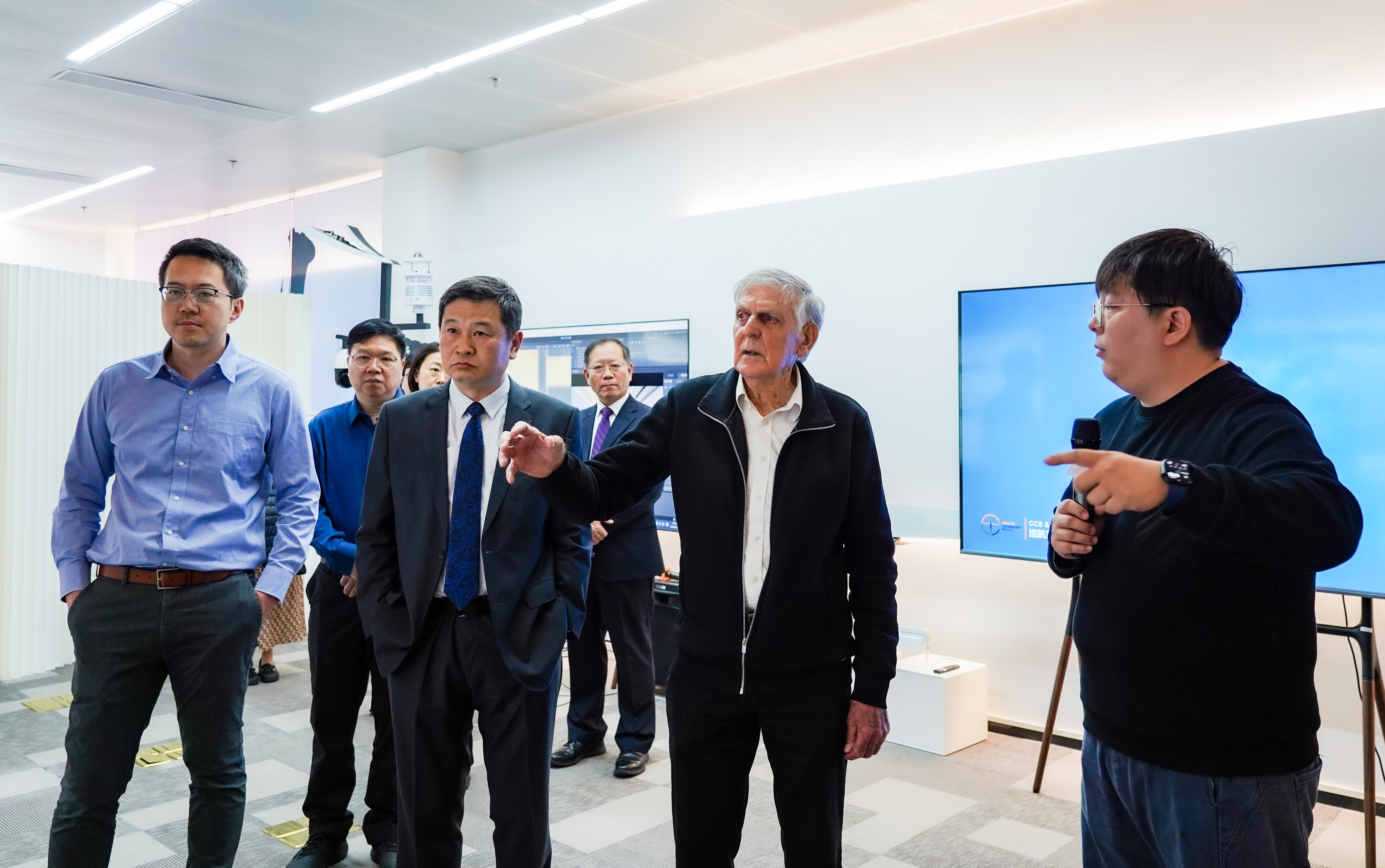 丹•谢赫特曼(Dan Shechtman)教授参观广东省数据科学与技术交叉应用重点实验室(摄影:何秋蓓)