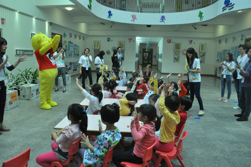 思成大学生精英团体成员带领小朋友学习关于自我保护的儿歌