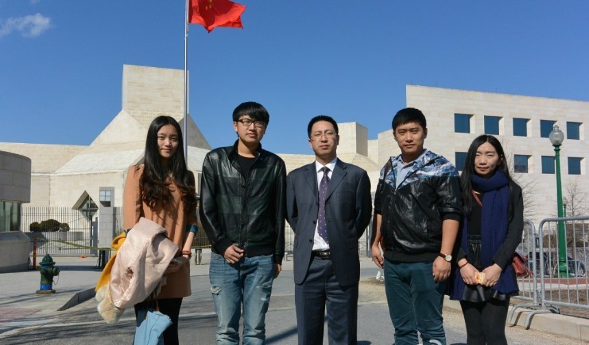思成团队代表在中国驻美大使馆前与中国外交官员合影