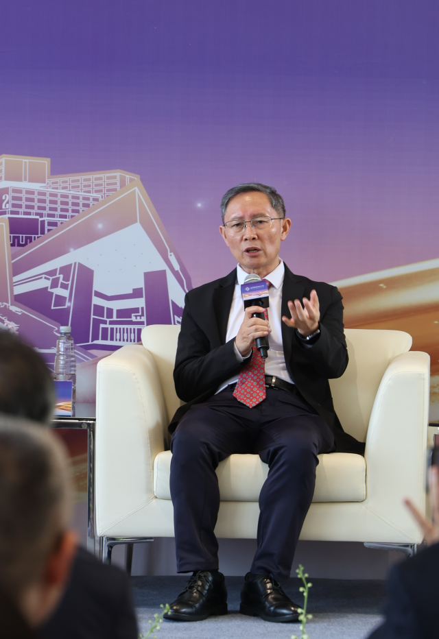 中国工程院院士、北京师范大学未来技术学院院长余刚答南方+记者提问。 南方+ 关铭荣 拍摄