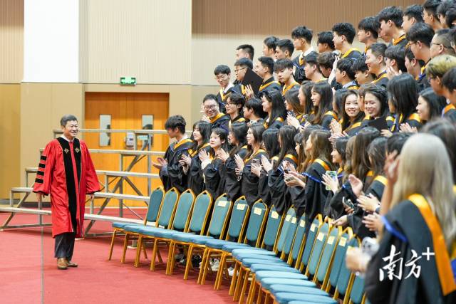 北师香港浸会大学(BNBU)校长陈致与毕业生合影。