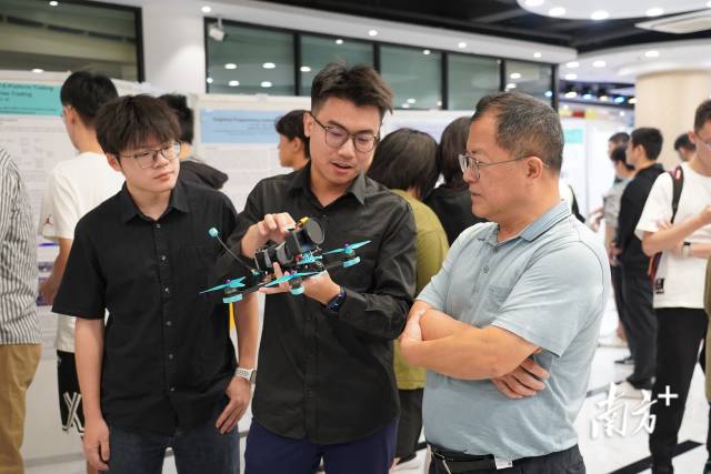 北师香港浸会大学(BNBU)学生展示研究成果。