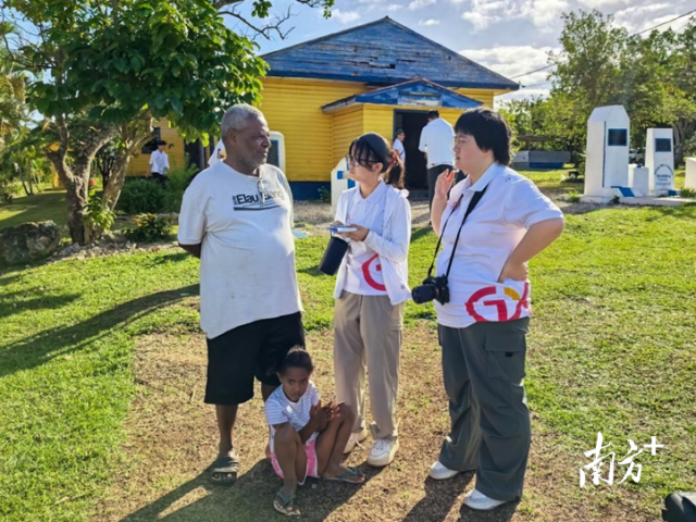 北师香港浸会大学学生谢芷薏(右一)、黄婷(右二)与社区代表交谈。