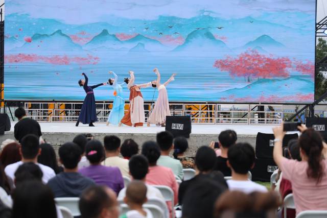 解颐和同学们带来的表演。