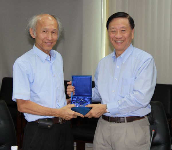 20120620-112429.jpg 20120620-112429.jpg