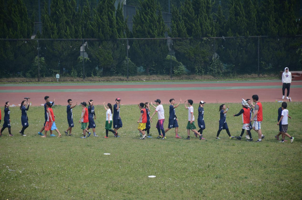 比赛结束与复旦大学飞盘队击掌0501