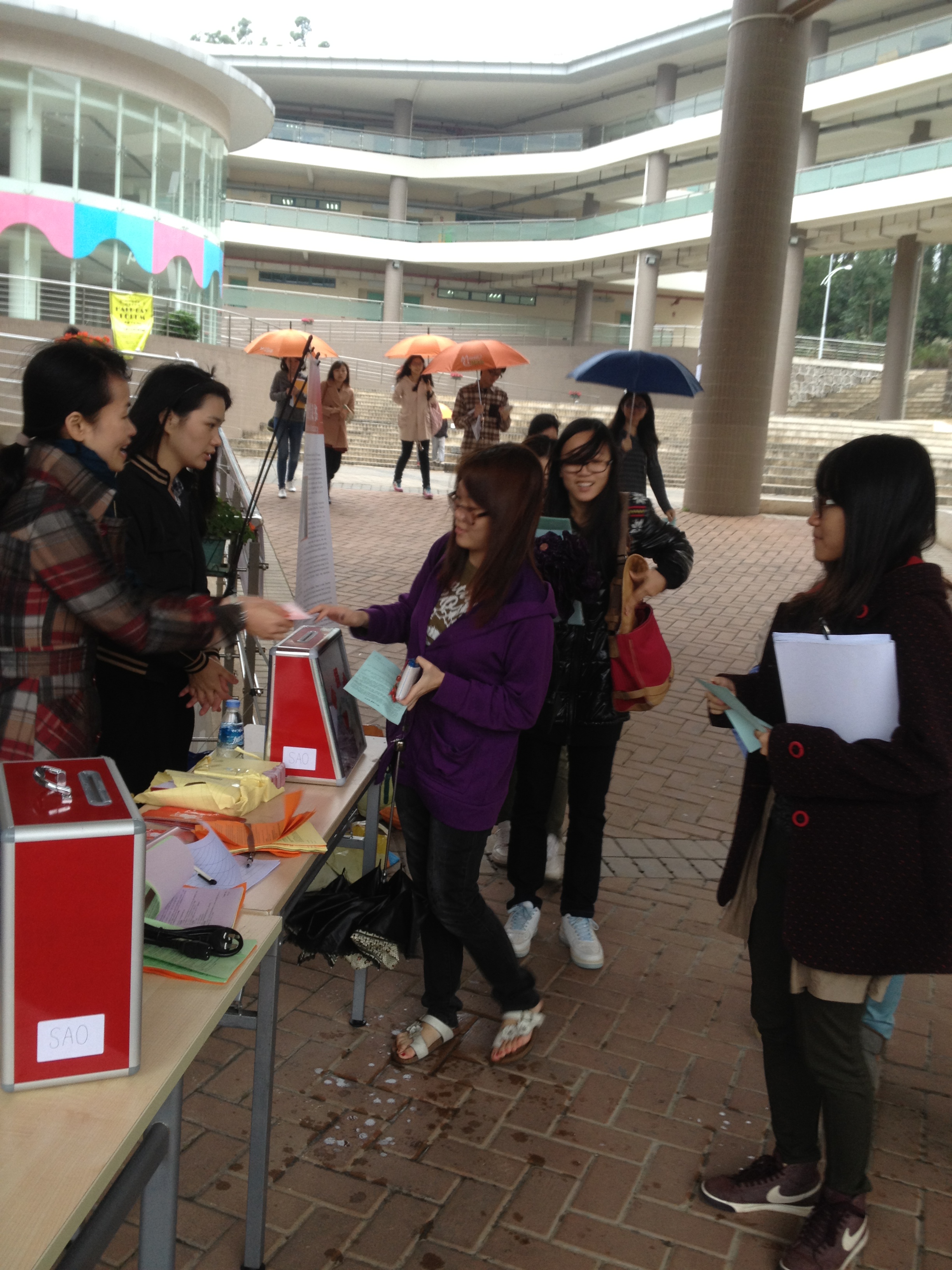 UIC学子排队献爱心