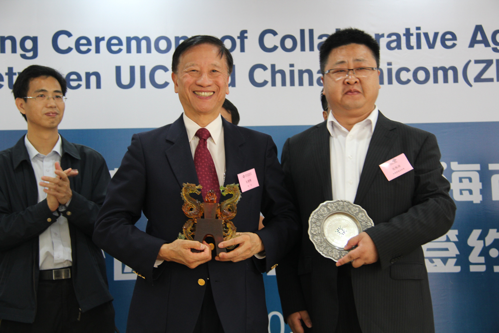 UIC校长吴清辉教授与 珠海联通总经理 张海涛先生交换纪念品2