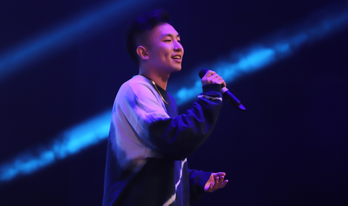 Gao Ruiheng is singing