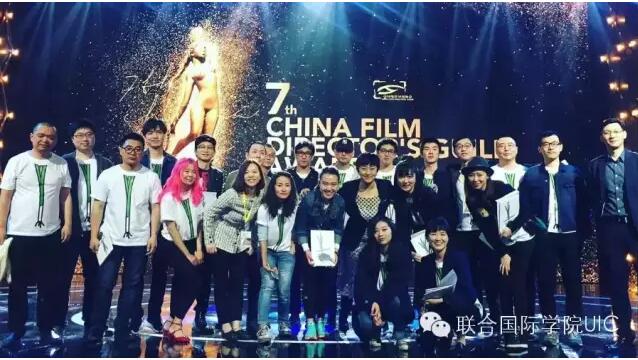 UIC毕业生万年俊子左五周小帆左六上台领奖