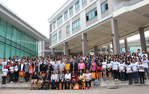 上午活动结束后嘉宾及活动主办方合影留念