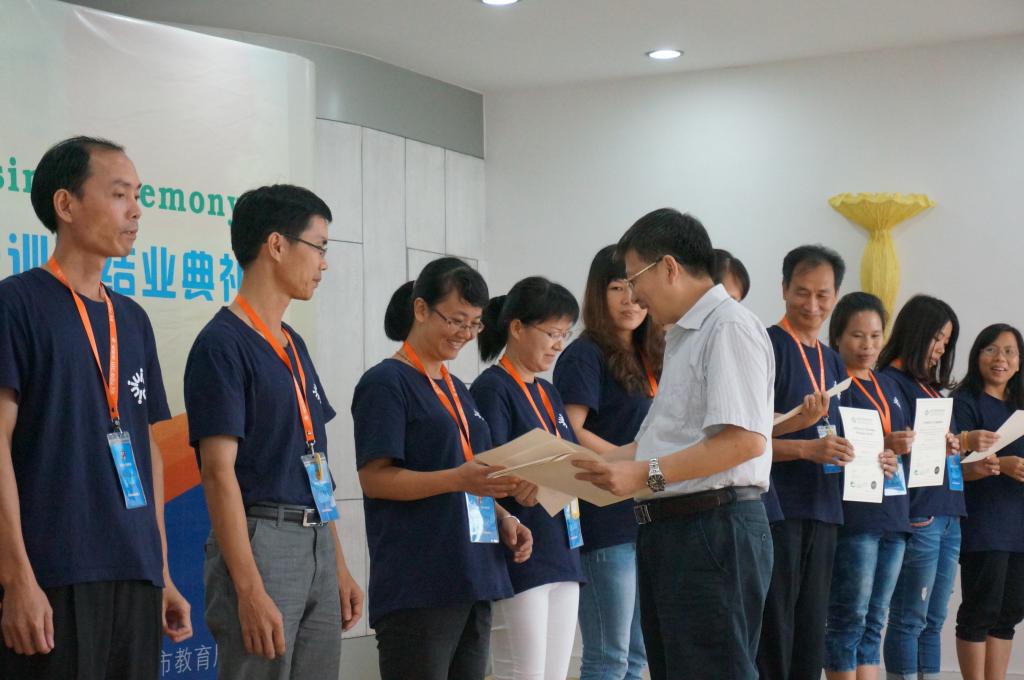 受训教师开心的接过结业证书