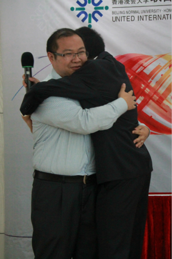王舒心同学感谢叶华军博士的指导和鼓励与他拥抱余媛滢 摄 meitu 2
