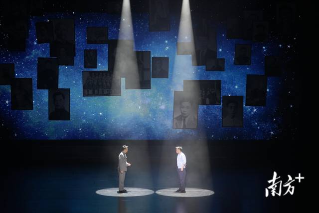 开幕式上,演出了主题话剧《对话百年》。