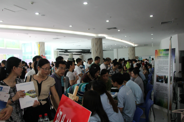 家长们向各专业老师咨询